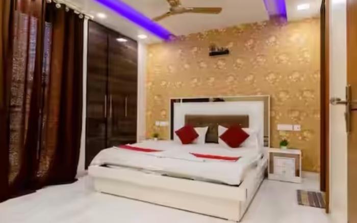 Luxury 3BHK Service Apartment in Saket J Block