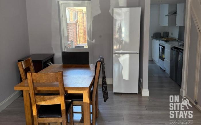 OnSiteStays - 4 bedroom house with 2 bathrooms