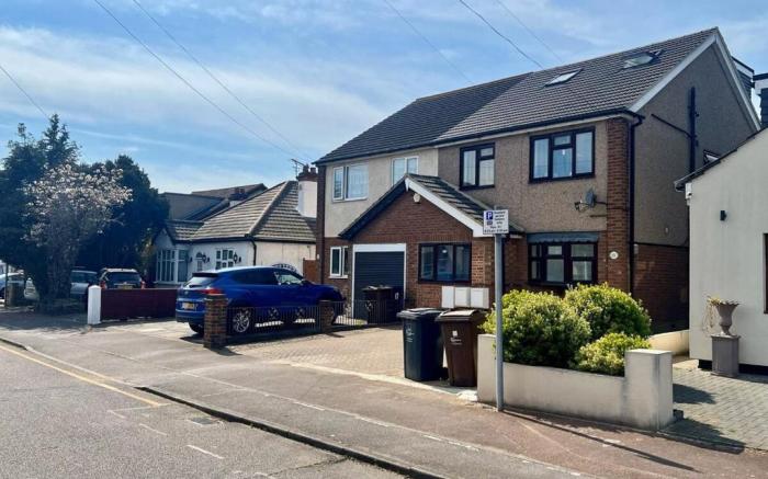 Spacious 3BR Home in Dagenham w/ 3-Car Driveway