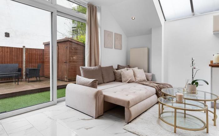 Elegant Oasis | Garden | 65 inch TV & Netflix