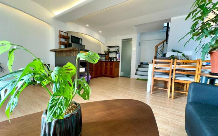 Full house near XuanHuong Lake for big group