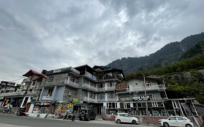 Singh Saab Rooms & Cafe