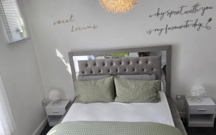 Luxury stylish Charming City Apartment with Private Entrance in Wolverhampton