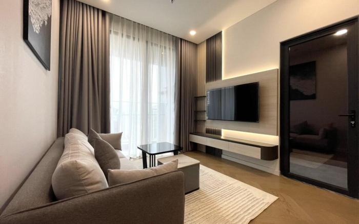 Luxury 2BR Retreat – River Views, Pool, Gym