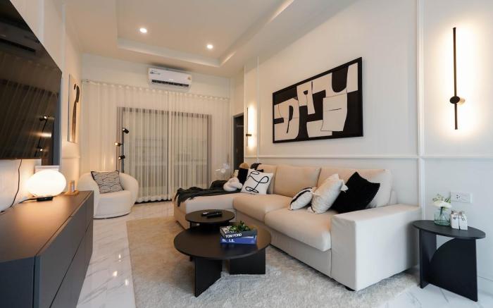 Trio42 - Large Detached House 2km to Walking St.