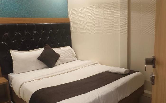 Hotel crest inn 