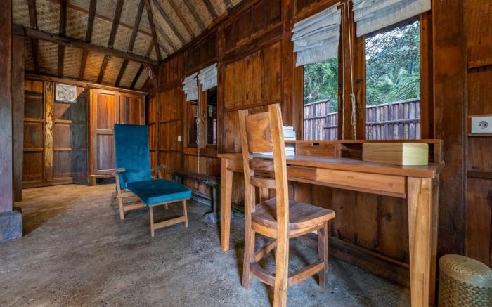 Nature House Near Waterfall–Peaceful Jungle Escape