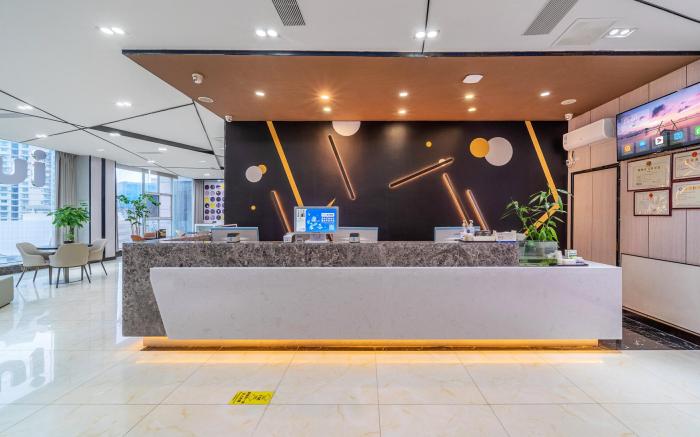 IU Hotel Chongqing Yangjiaping Pedestrian Street Subway Station