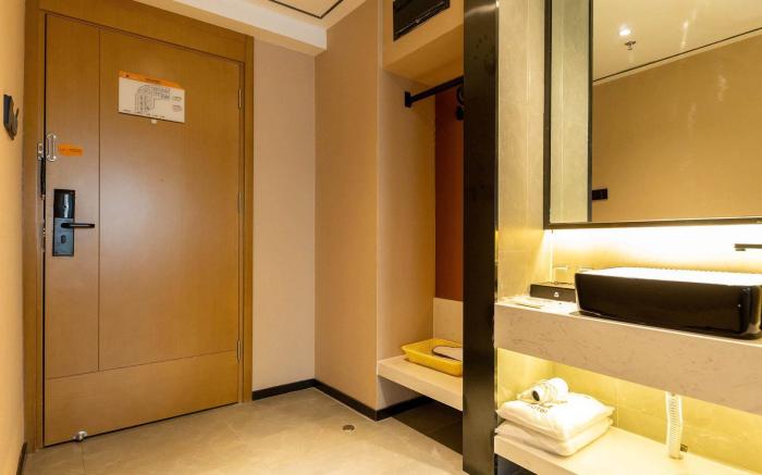 IU Hotel Xining Mojia Street Daxin Street Night Market