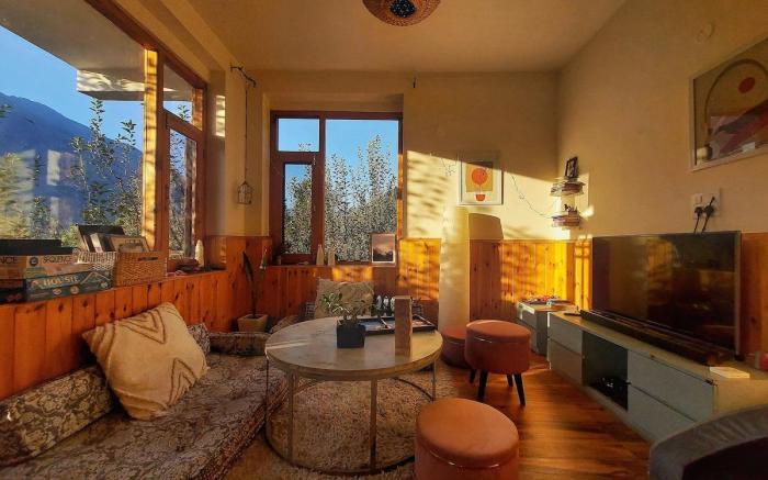Snow Mountain View Room in Wooden Cottage