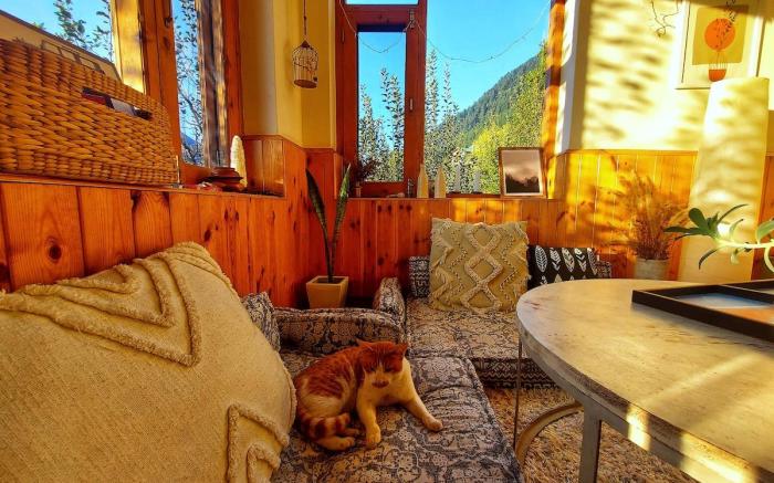 Snow Mountain View Room in Wooden Cottage