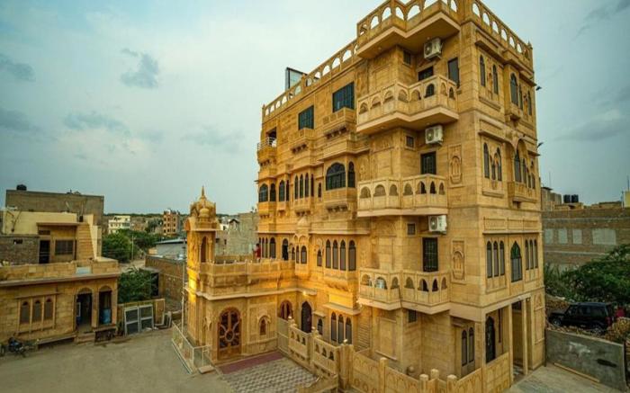 Hotel Golden Rock
