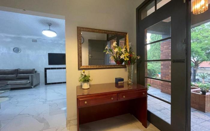 Leafy home in the heart of Linden with Pool