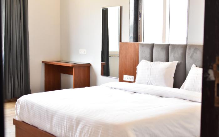 pushkar mountain valley