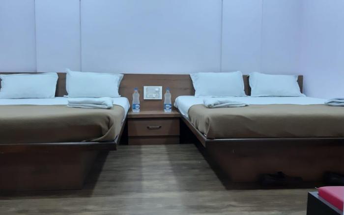 Rajhuns Deluxe Lodging