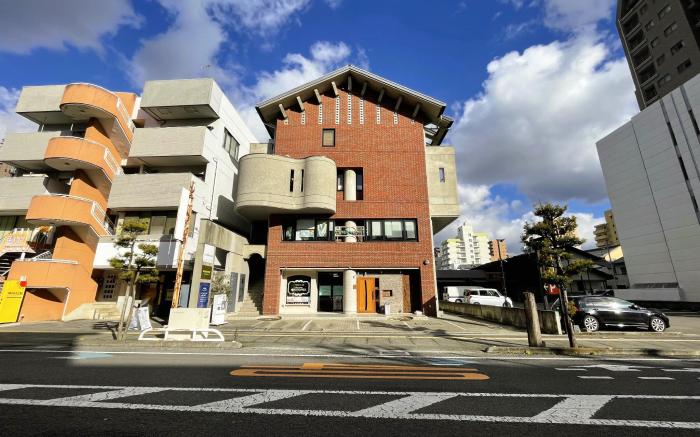 New｜南町駅徒歩1分｜ビル2階｜貸切ルーム8人まで｜松山城や道後温泉へアクセス良好｜駐車場無料