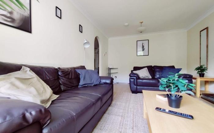 9 mins from Tower Bridge  3BR City Home w/Parking