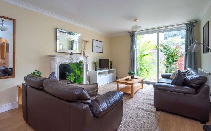 9 mins from Tower Bridge  3BR City Home w/Parking