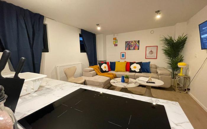 One Lux Stay Near Antwerp Central - Studio Apartment