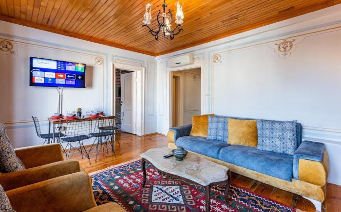 1+1 Flat W/Balcony.Sea view,near metro ,Galata Twr