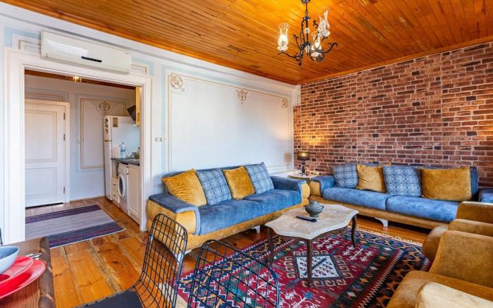 1+1 Flat W/Balcony.Sea view,near metro ,Galata Twr
