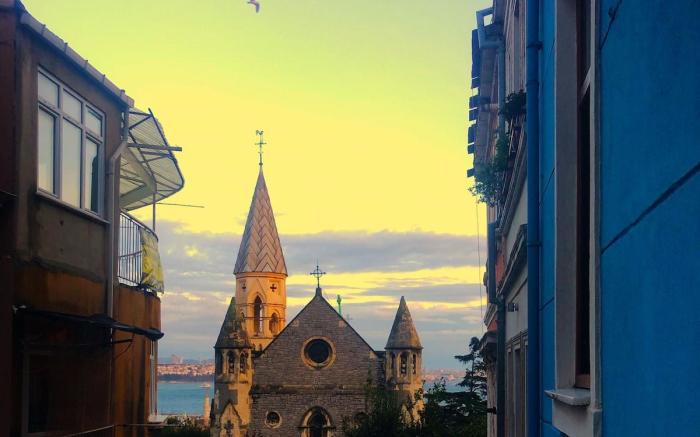 1+1 High Ceilinged Flat W/balcony,Sea view ,Galata
