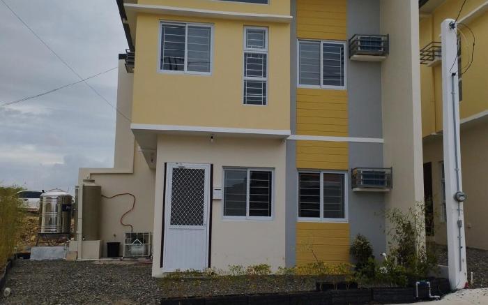 3BR 2-Storey Home near Airport