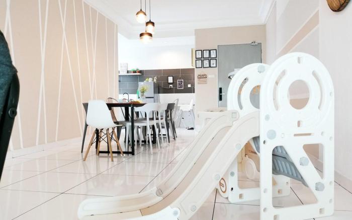 Platino 4BR walk to Paradigm mall