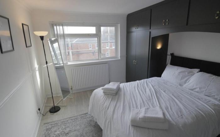 3Bed Central Flat - free parking