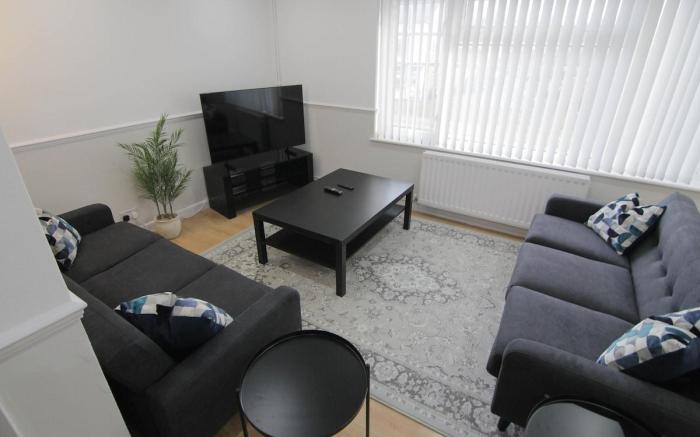 3Bed Central Flat - free parking