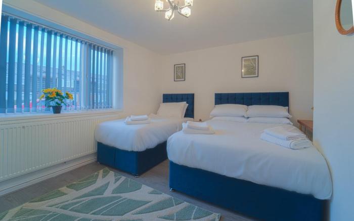 Large 7 Bed House - Close to Warwick