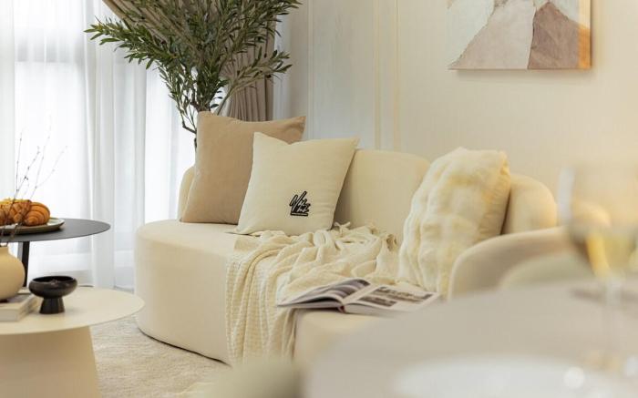 Modern Luxe Retreat, Elegant Comfort in the City