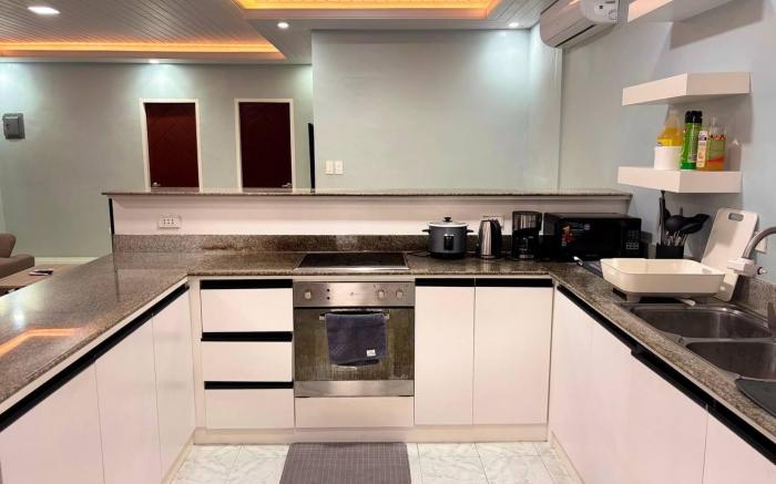 Cozy Manor | Hot & Cold Shower w/ Bathtub