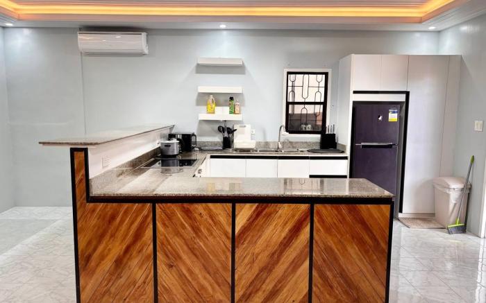 Cozy Manor | Hot & Cold Shower w/ Bathtub