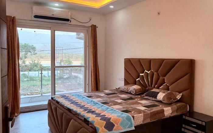Your Happy Home | Cosy 2 BHK with Ganga View