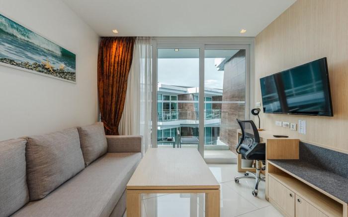 Oceanview Stay | Gym, Pool & Walk to Beach C198