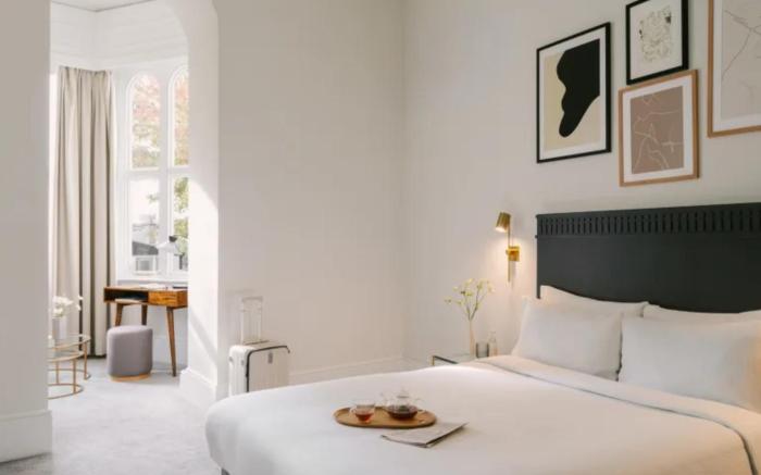 Kensington Gardens Hotel, Sonder