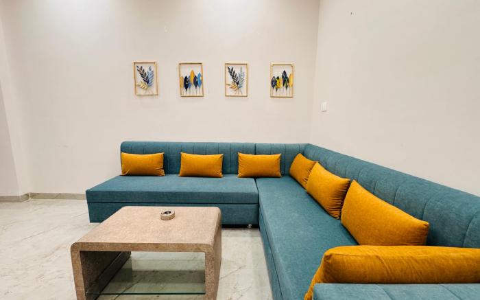 Home Escape 1BHK Bliss with Balcony Near Mahalaxmi