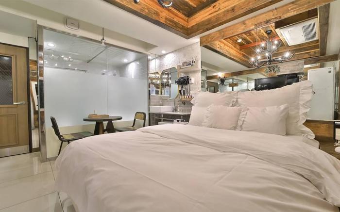 Hotel February Suseong 