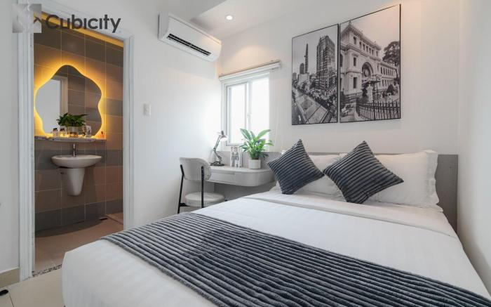 Cubicity De Tham Double Bed with Window