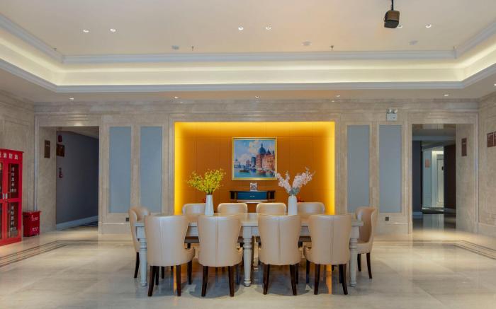 Vienna Hotel Hubei University Wuchang River Xujiapeng Metro Station