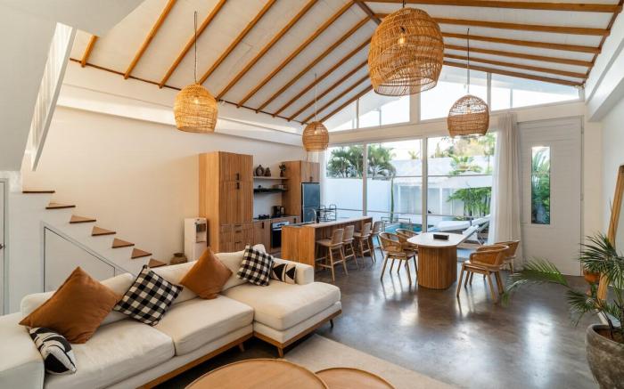 Sea Breeze Retreat 4: Modern 3BR Villa in Canggu