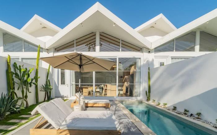 Sea Breeze Retreat 4: Modern 3BR Villa in Canggu