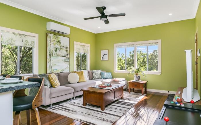 Stylish, Scenic Rural Retreat, foothills of Mt Mee