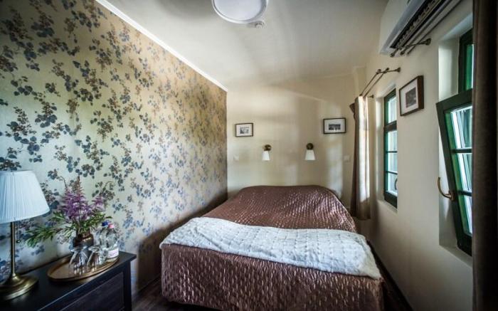 Sparkling Boathouse Room 2 by NW