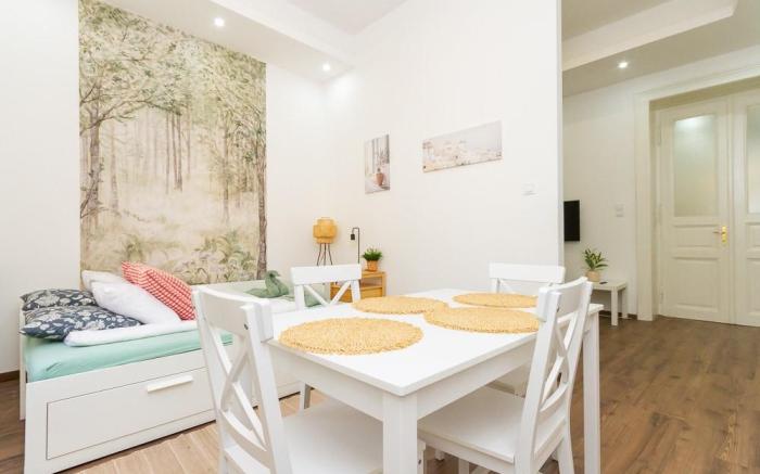 Mediterranean Hideaway w 2 BR 2 lvngrm & AC by NW