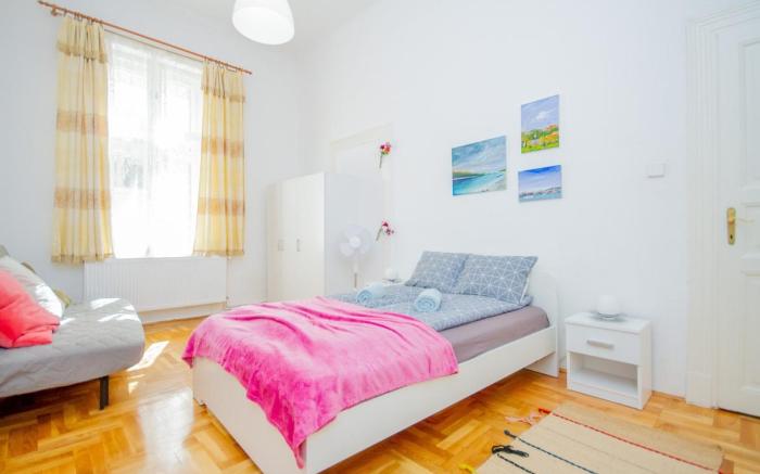 Kelvin's V. District 2BR Urban Haven by NW