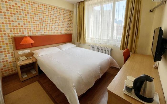 Home Inn Hohhot Railway Station Zhanqian Square Metro Station