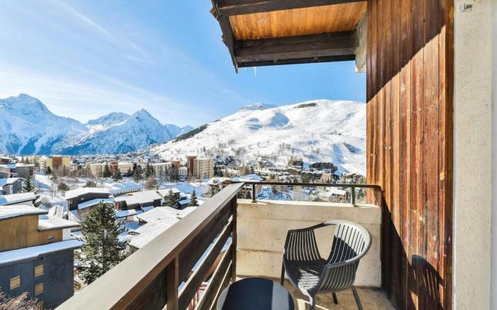 4 People Family Room/Suite with Glacier View