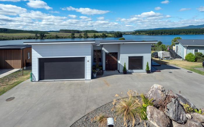 888 Greatest Home with Power Boat Charter Option